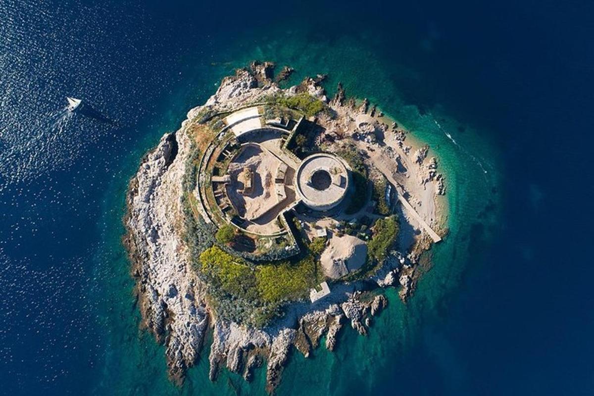 en ö i havet med en byggnad på