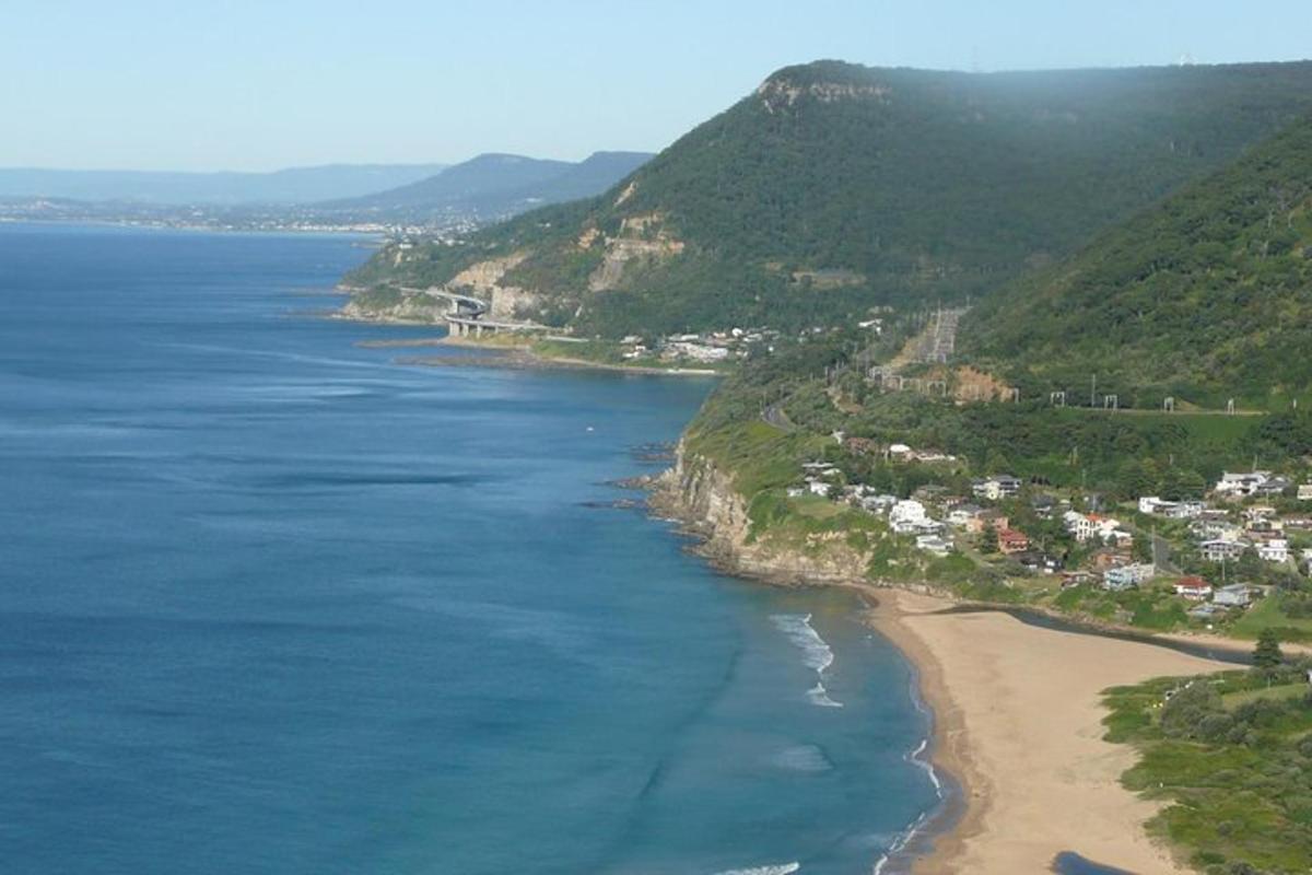 zračni pogled na plažu uz ocean