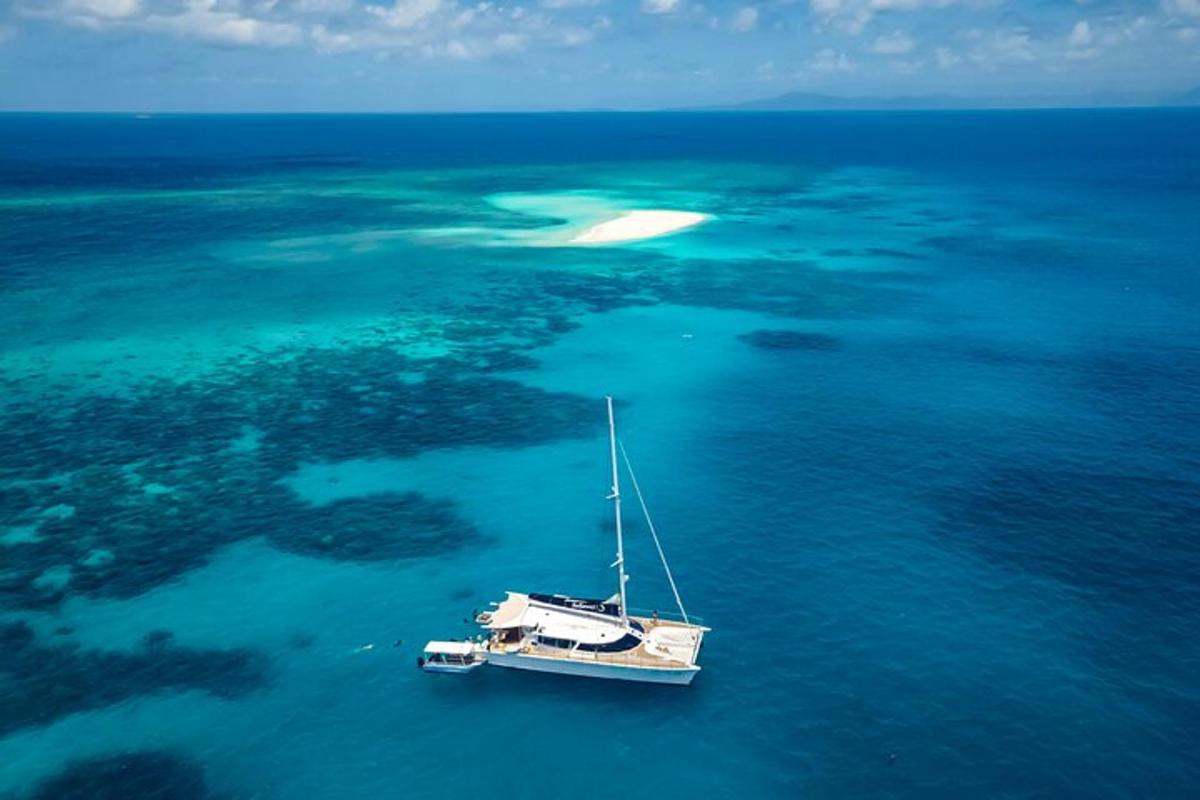ein Boot, das im Wasser im Ozean schwimmt