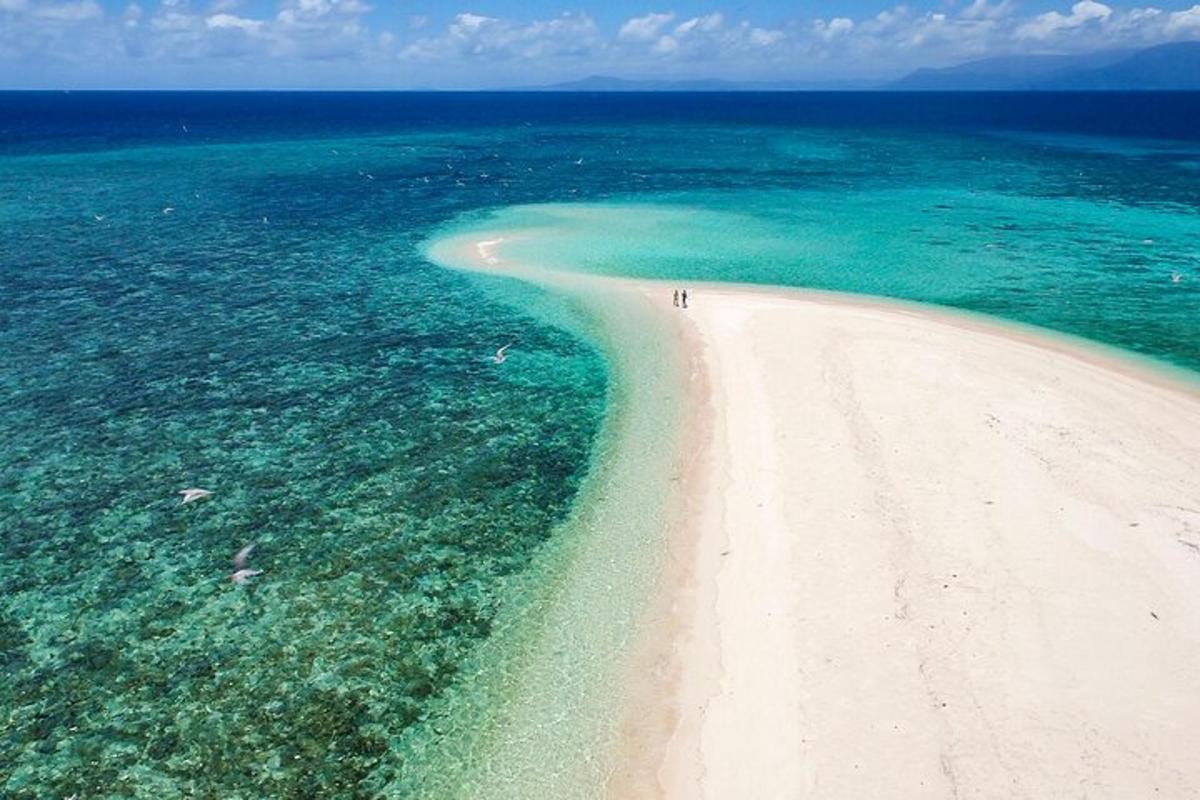 egy légi felvétel egy óceánparti strandról