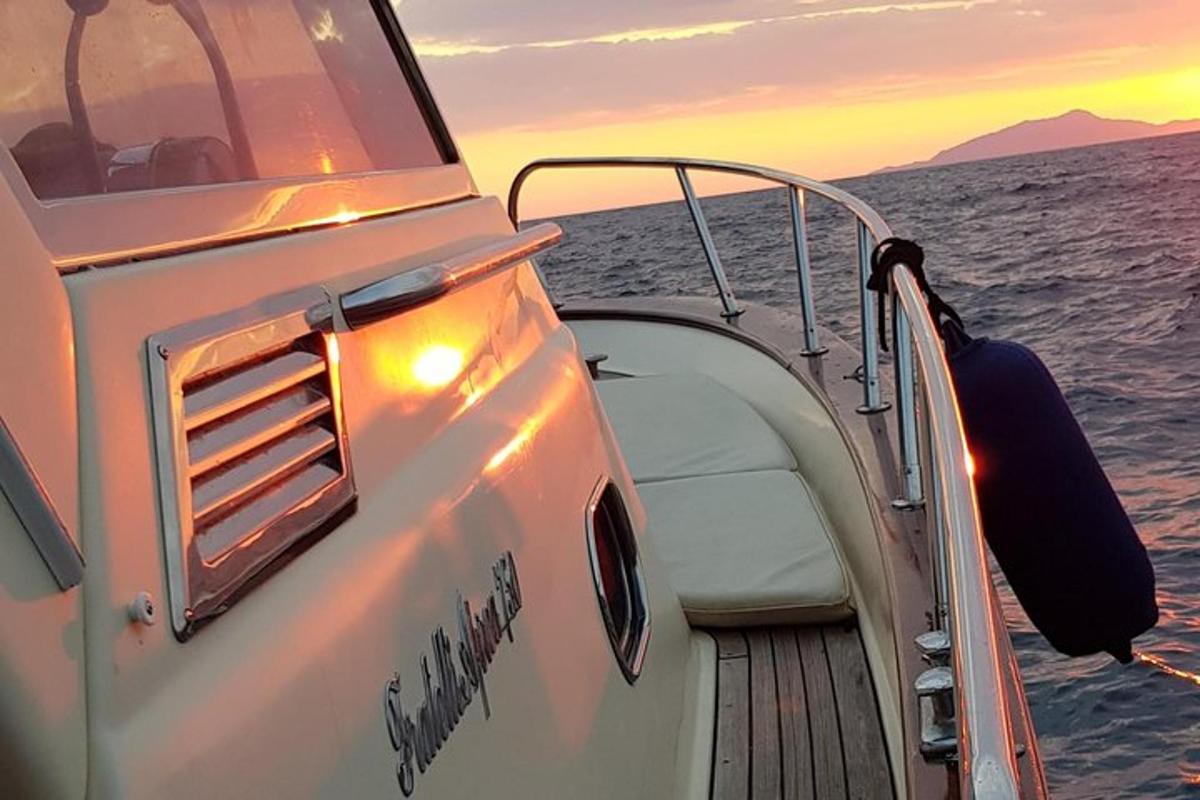 una barca sull'acqua con un tramonto sullo sfondo