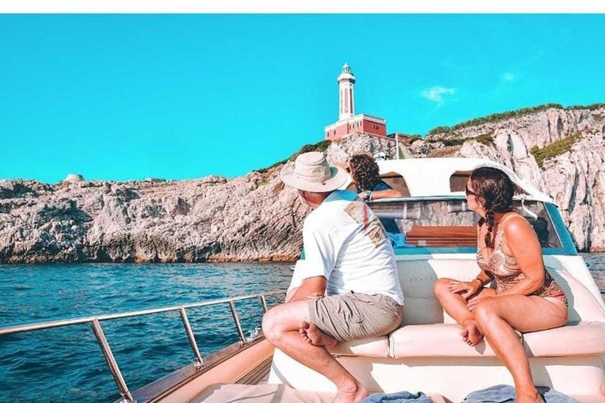 muž a žena sedia na lodi vo vode