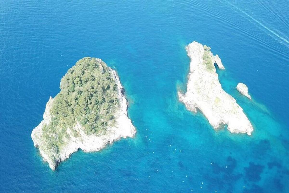 un'isola in mezzo all'acqua