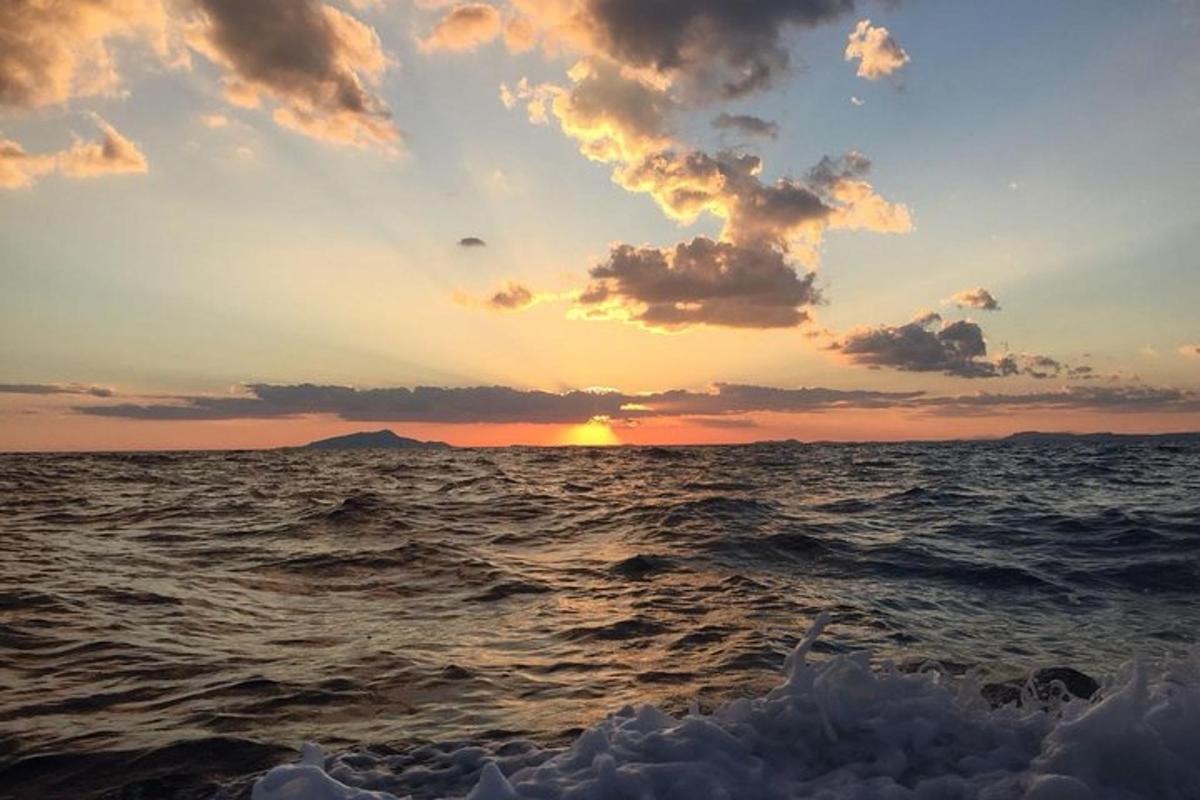 západ slunce nad oceánem se zapadajícím sluncem