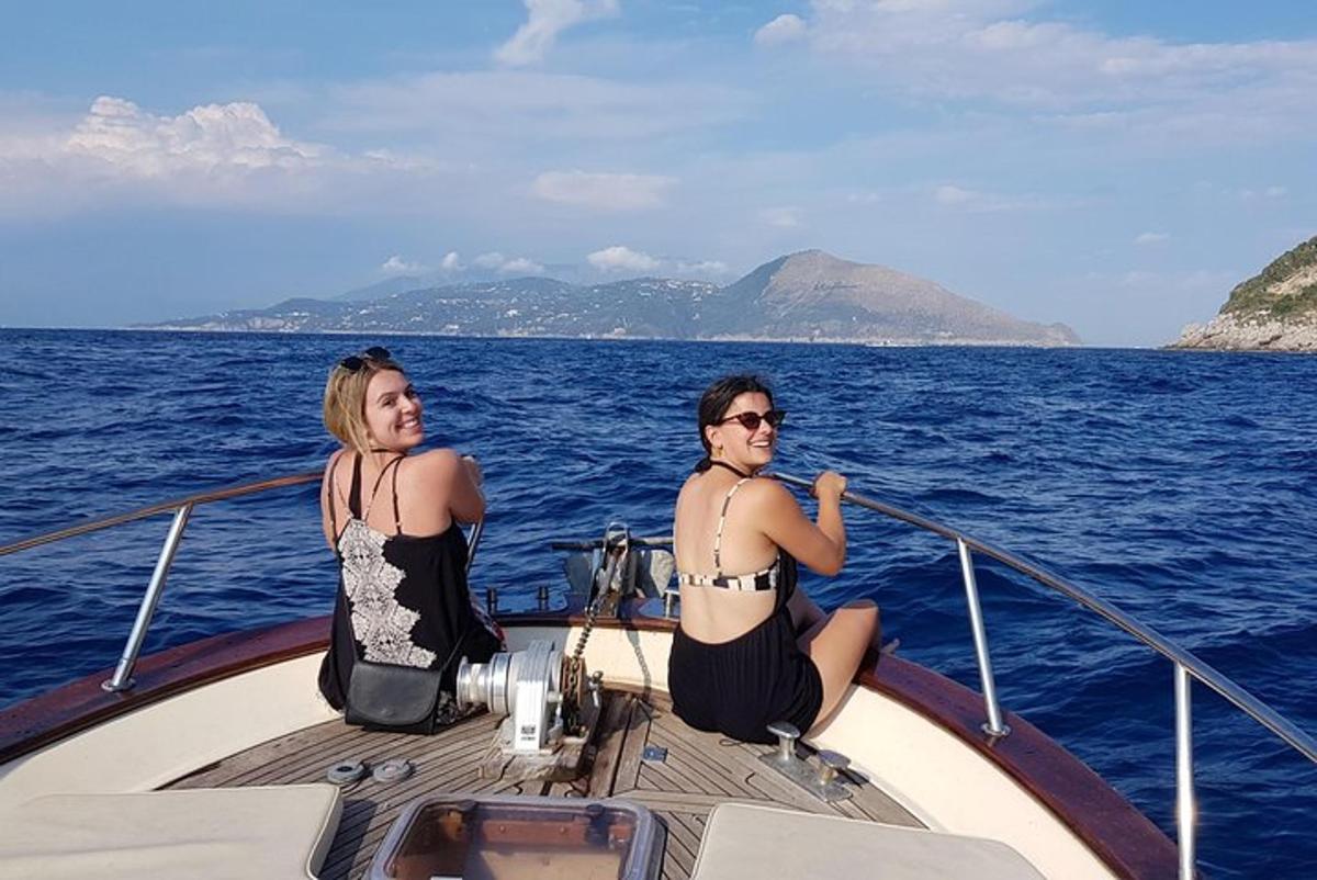dvaja ľudia sediaci na lodi v oceáne