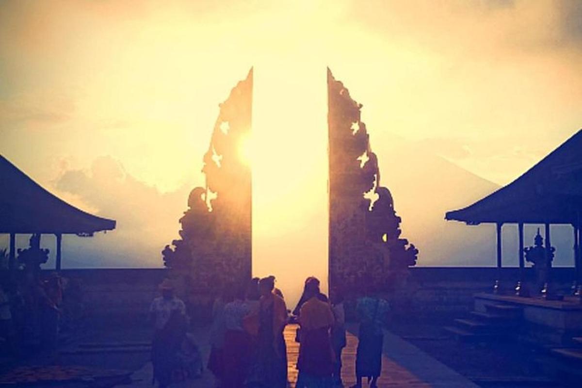 un grup de oameni care stau în fața unui monument
