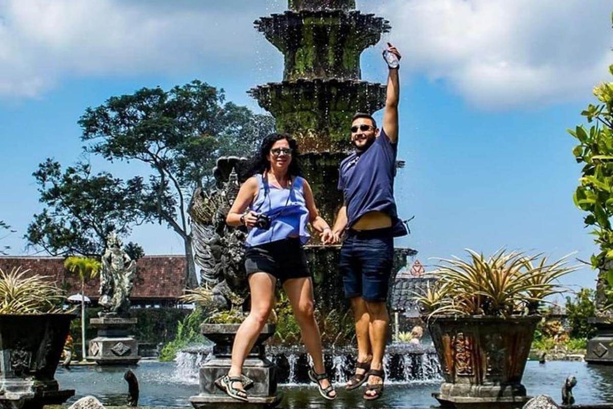 un bărbat și o femeie stând în fața unei fântâni