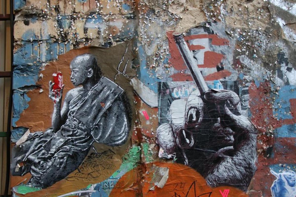 Un mural de una estatua de un hombre tocando una guitarra.
