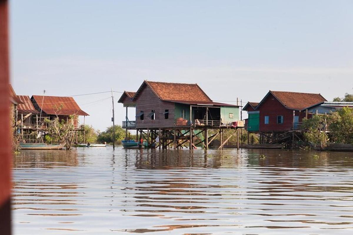 un gruppo di case situate in cima a uno specchio d'acqua