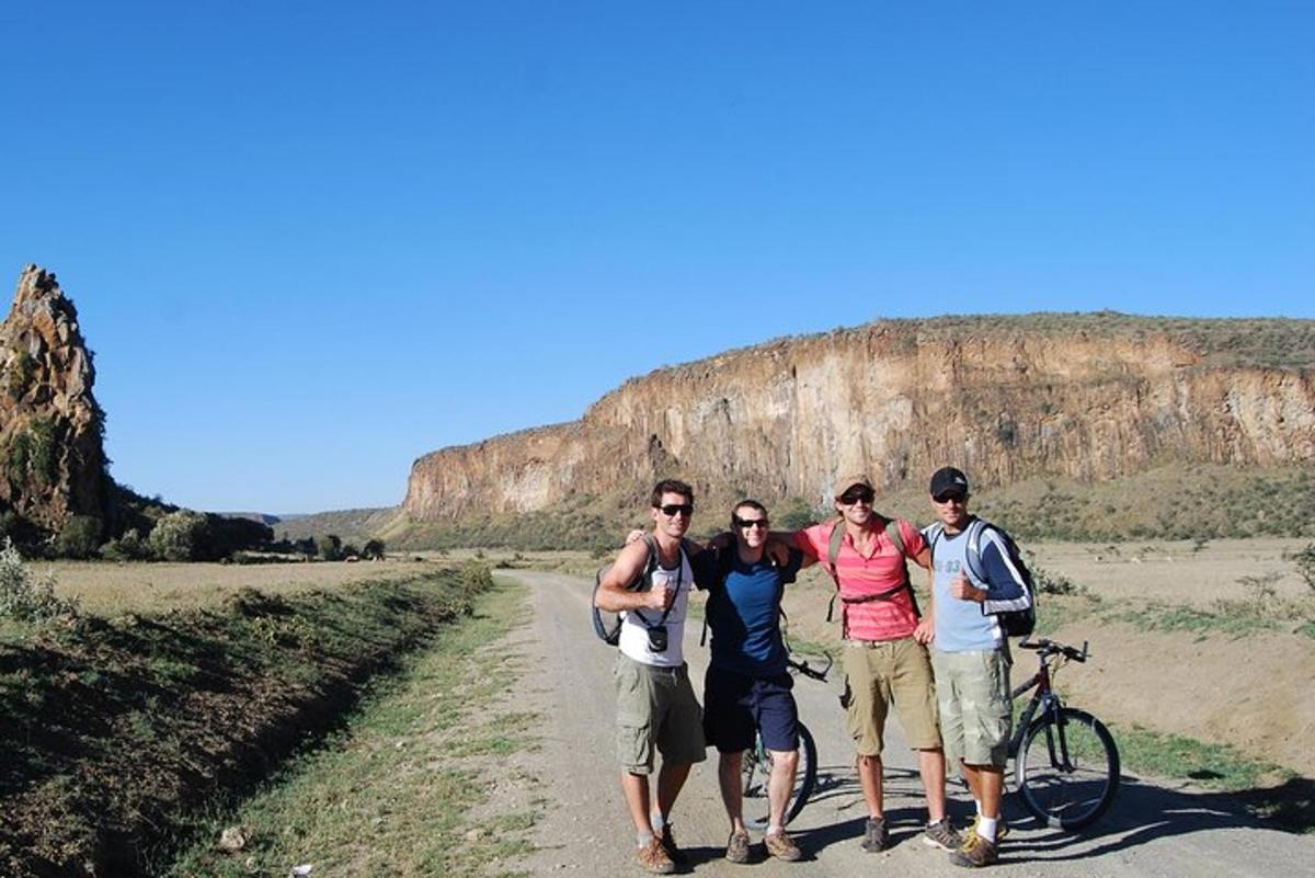 un gruppo di persone che camminano lungo una strada sterrata