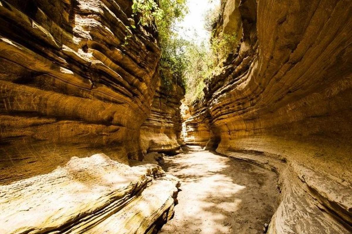 una vista di uno stretto passaggio in un canyon
