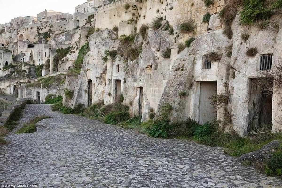 ένας πέτρινος δρόμος δίπλα σε ένα βραχώδες βουνό