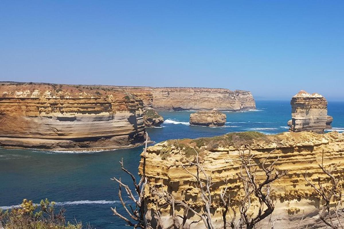 una vista de l'oceà amb roques a l'aigua
