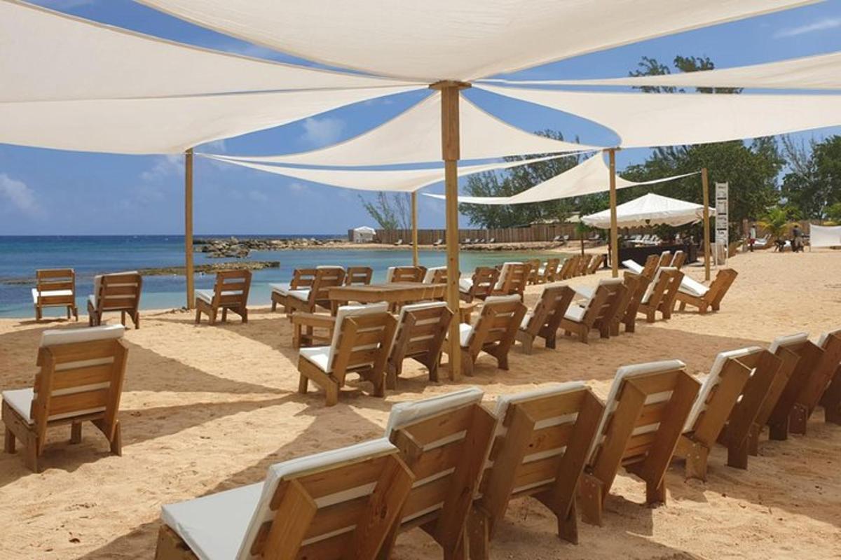 skupina miz in stolov na plaži