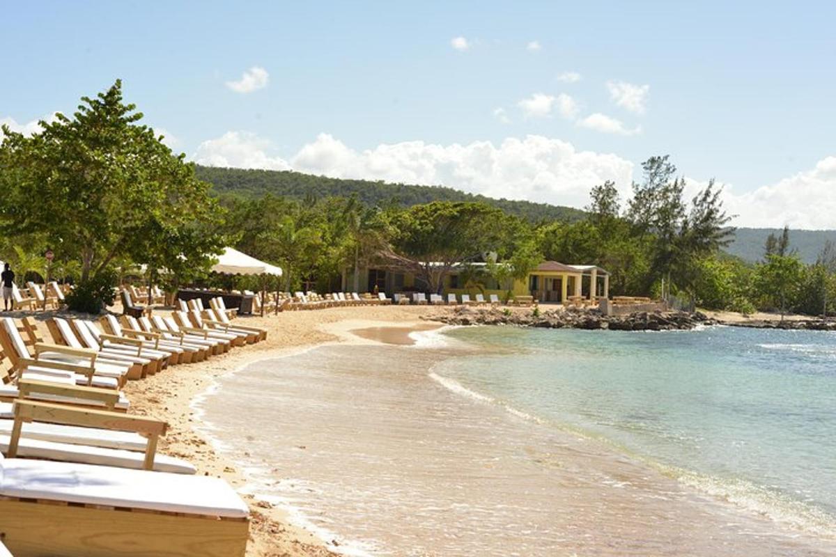 plaža z ležalniki in vodo