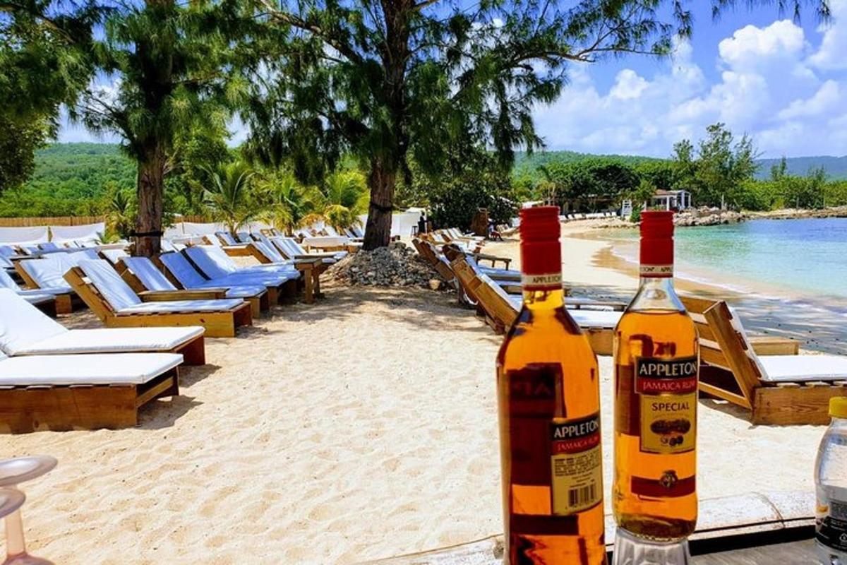 dve steklenici vina, ki ležita na plaži