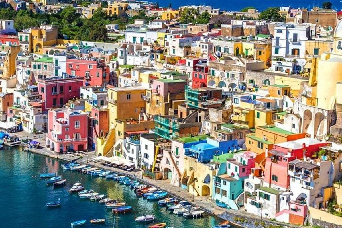 un gruppo di edifici con barche in acqua