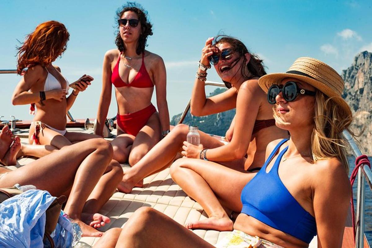 Μια ομάδα γυναικών με μπικίνι που κάθονται σε μια βάρκα