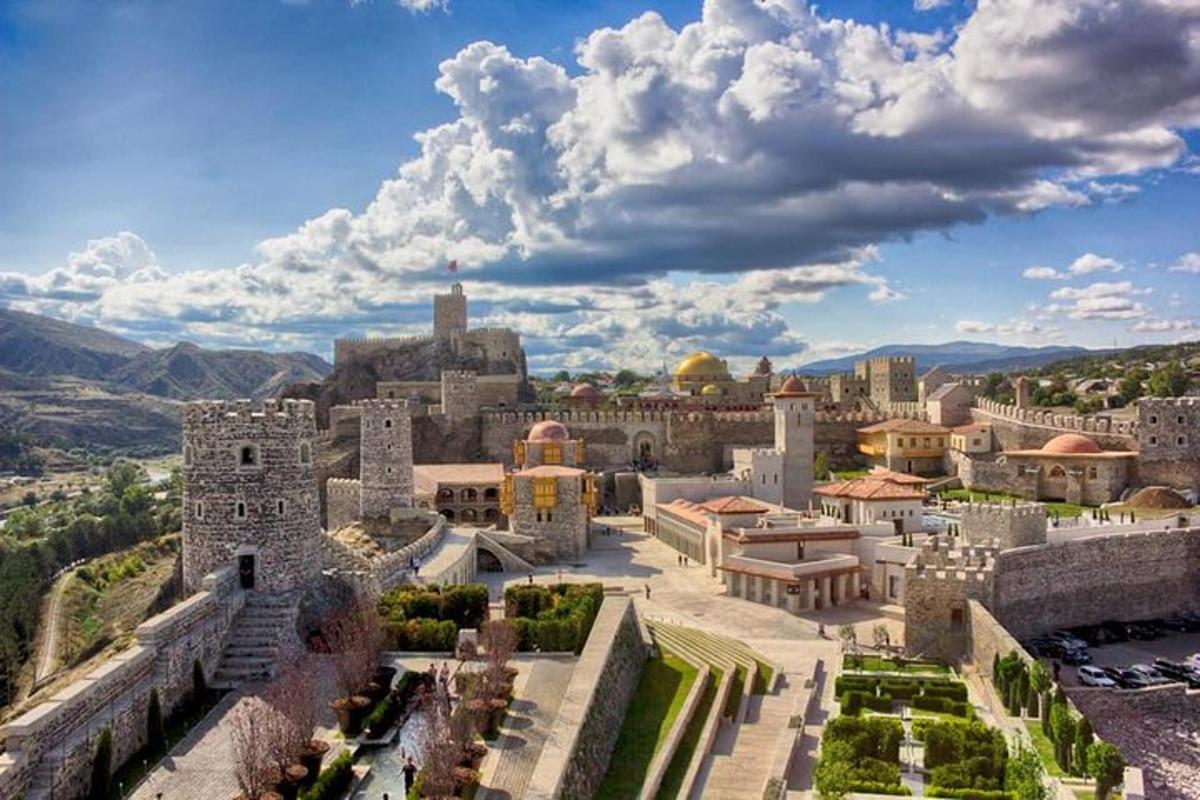 un vecchio castello con un mucchio di edifici