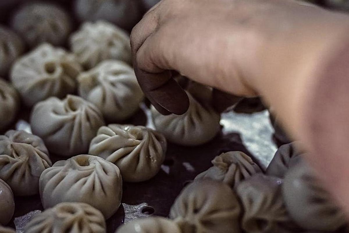 手は餃子を指しています