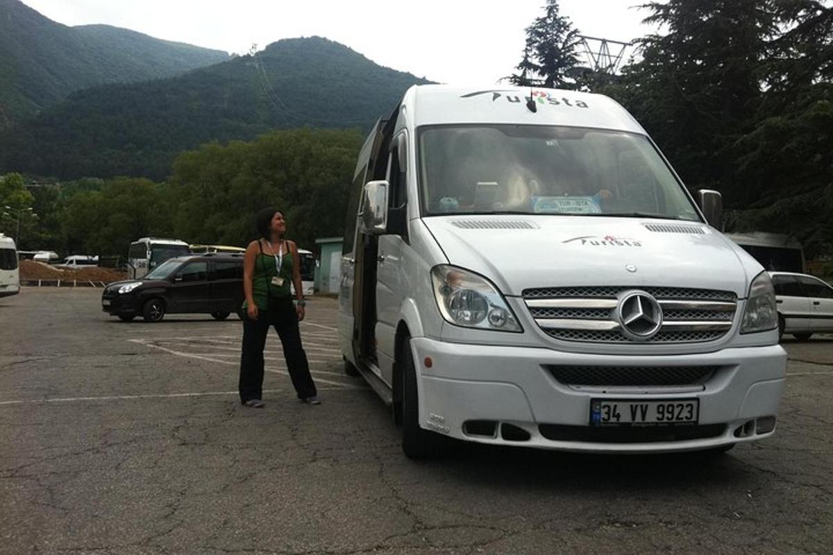 žena stojící vedle bílé dodávky na parkovišti