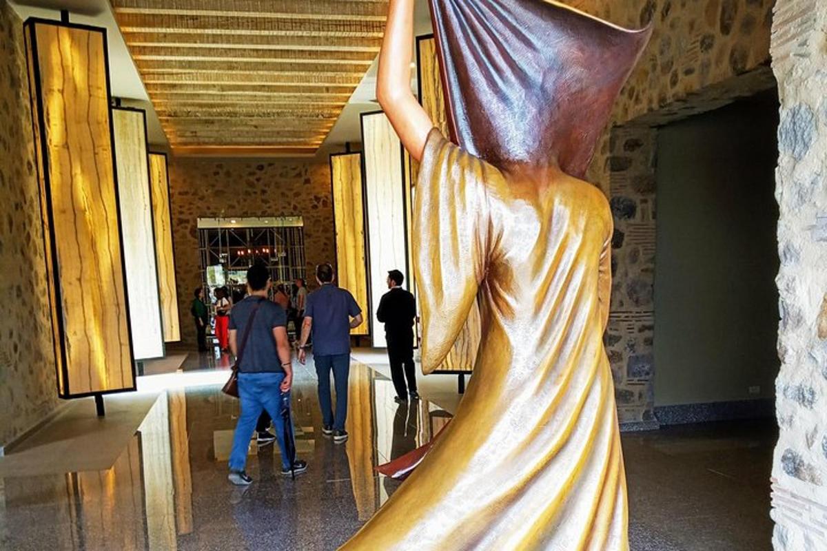 en statue av en kvinne utstilt på et museum