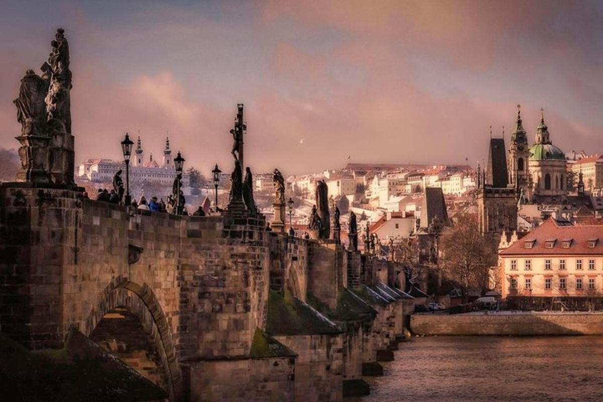 un ponte sopra un fiume con una città sullo sfondo