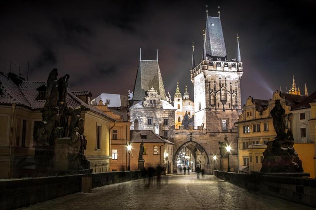 un grande edificio con una torre dell'orologio di notte