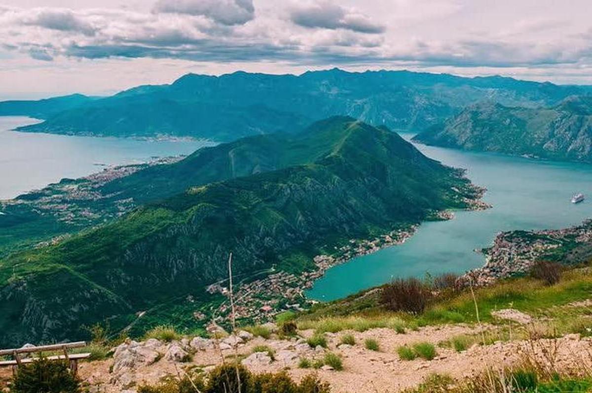 pemandangan perairan dari gunung