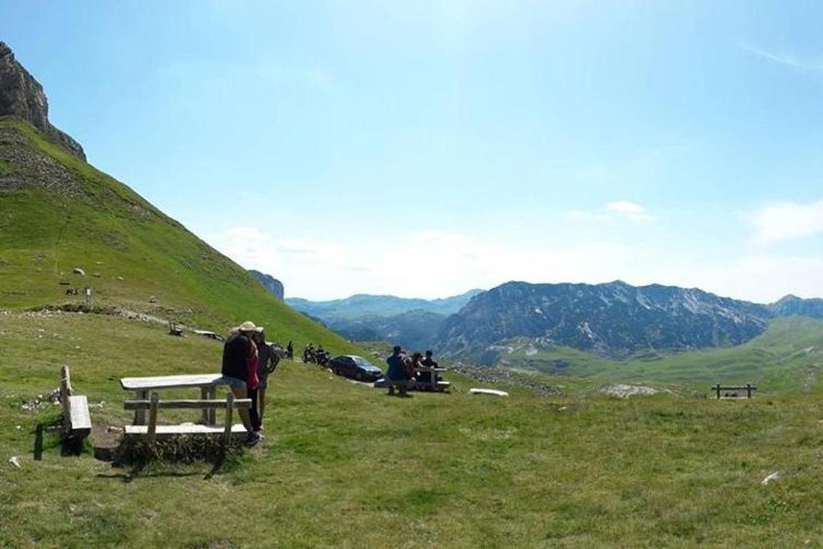 skupina ľudí sediacich na vrchole kopca