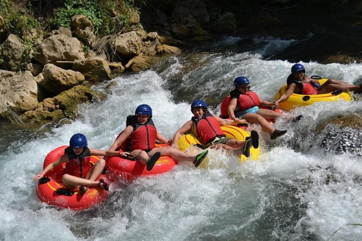 hópur fólks sem siglir á rafting á ánni