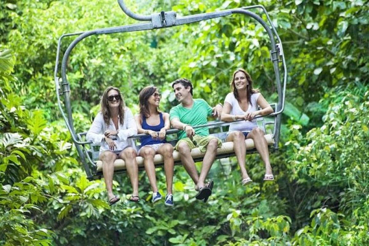một nhóm người đang ngồi trên một chiếc xe trượt tuyết