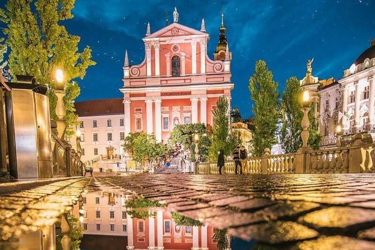 velká budova s kostelem v pozadí