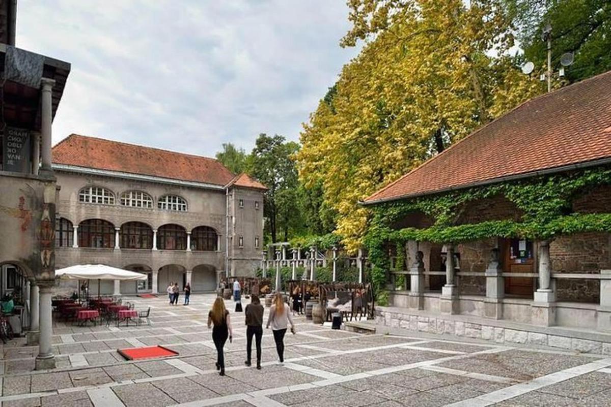 skupina lidí procházejících se dvorem