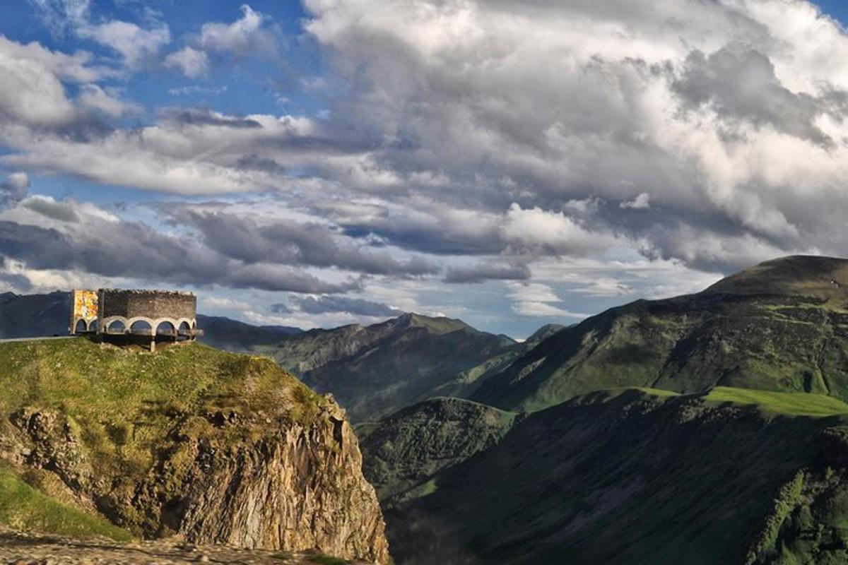 isang gusali sa tuktok ng bundok