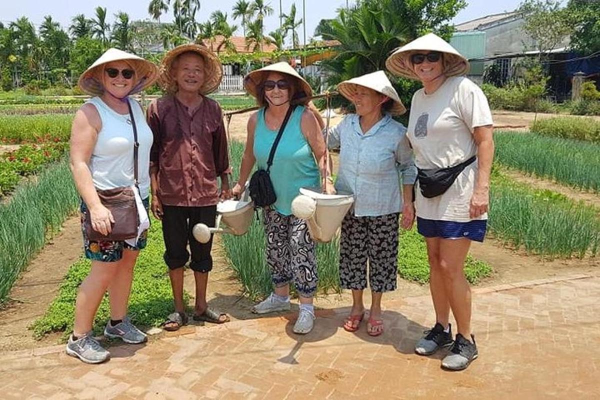 un gruppo di donne con cappelli che posano per una foto