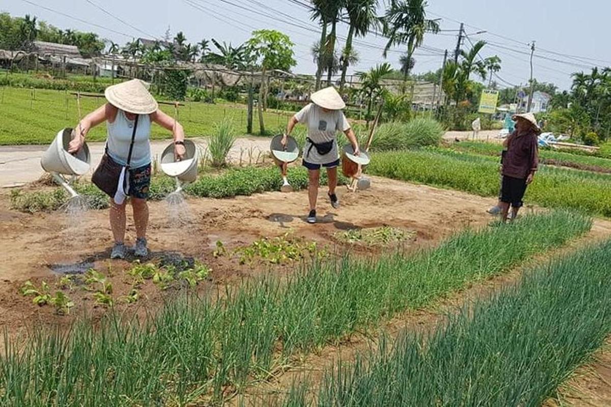 un gruppo di persone che lavora in un campo con i secchi