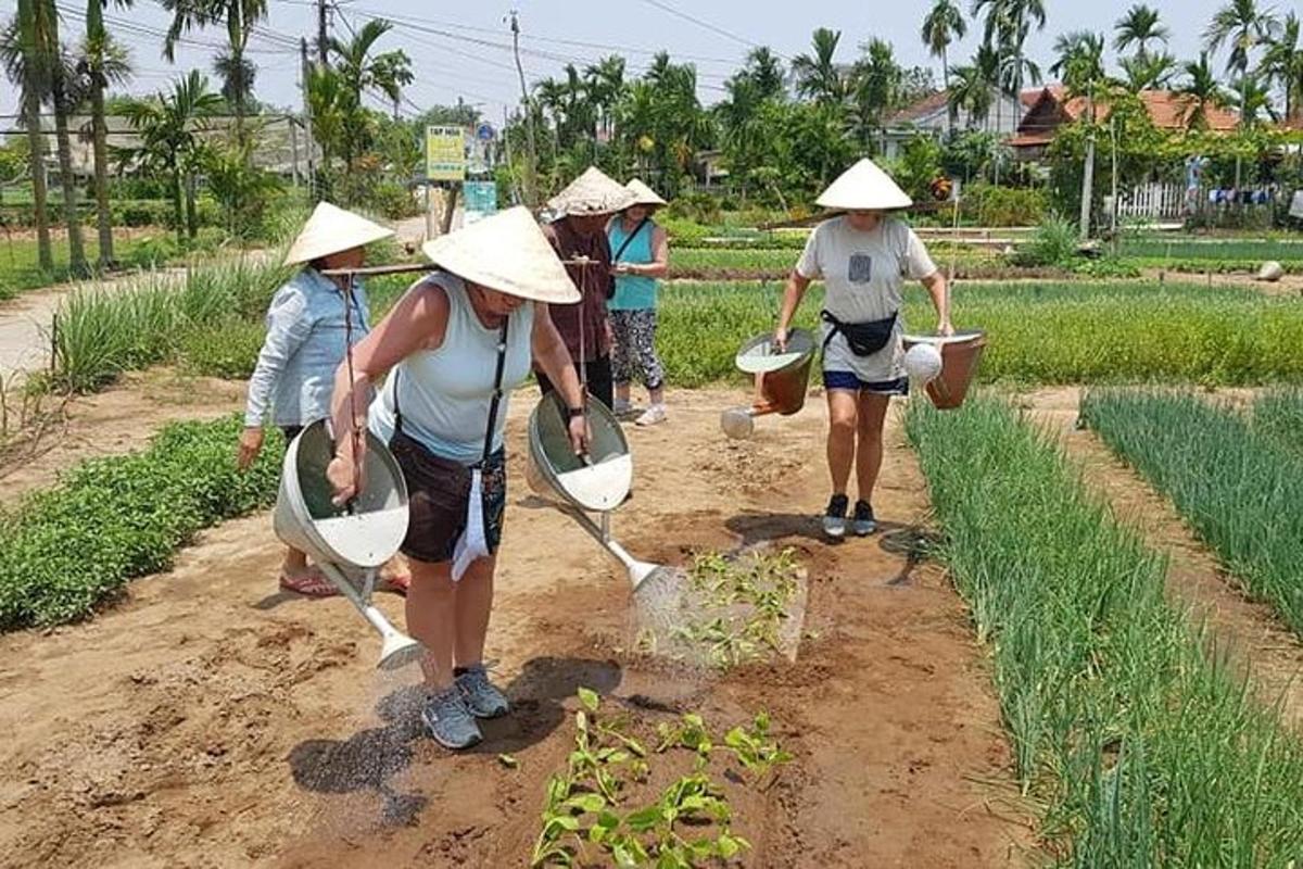 un gruppo di persone che indossano cappelli mentre lavorano in un campo