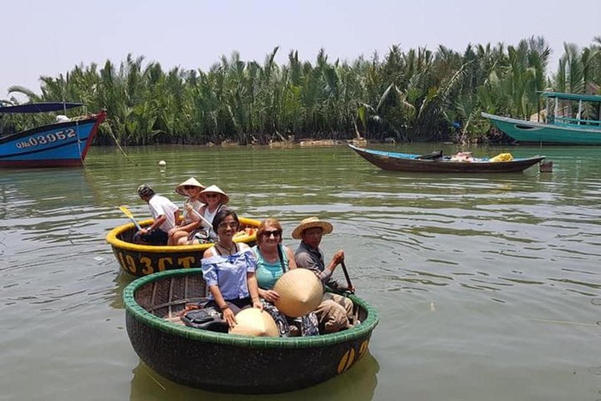 un gruppo di persone che viaggiano in barca sull'acqua