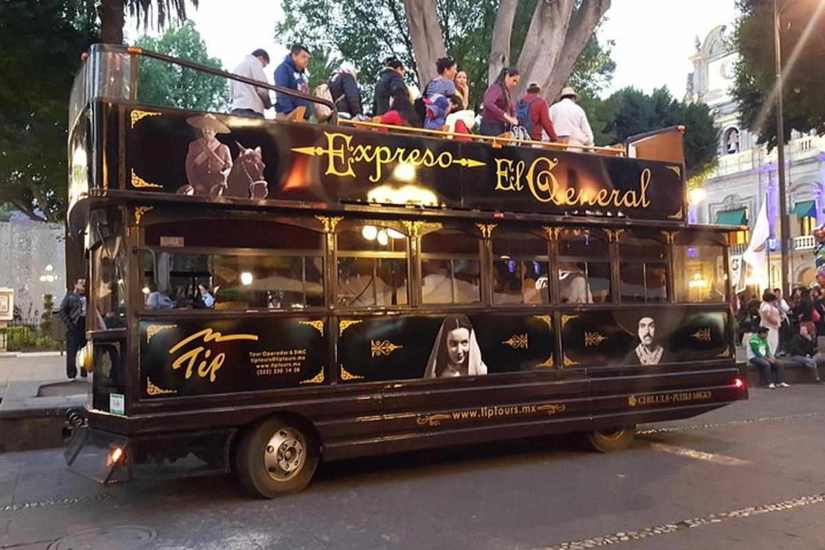 tänaval sõidab must kahekordne buss