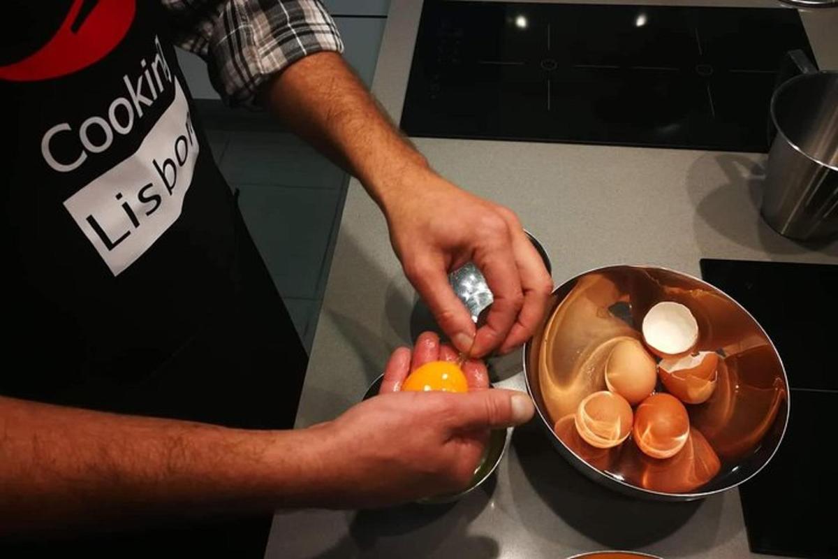 Un hombre sosteniendo un huevo y un tazón de huevos.