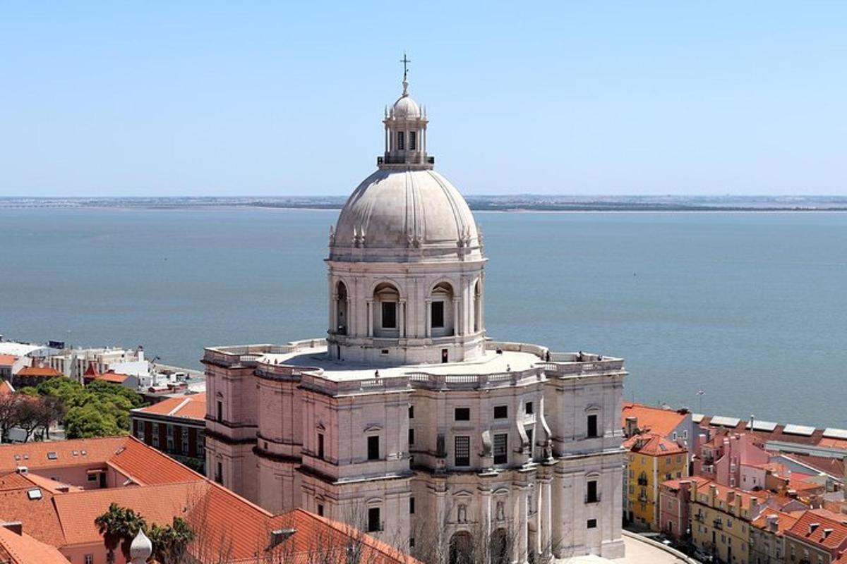 Un edificio con una cúpula encima, al lado del agua.