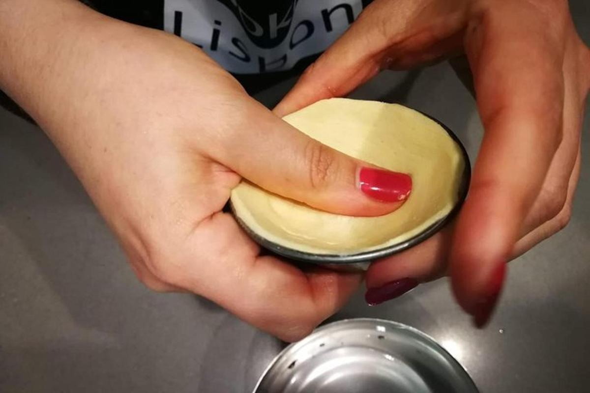 una persona que sostiene una taza en la mano
