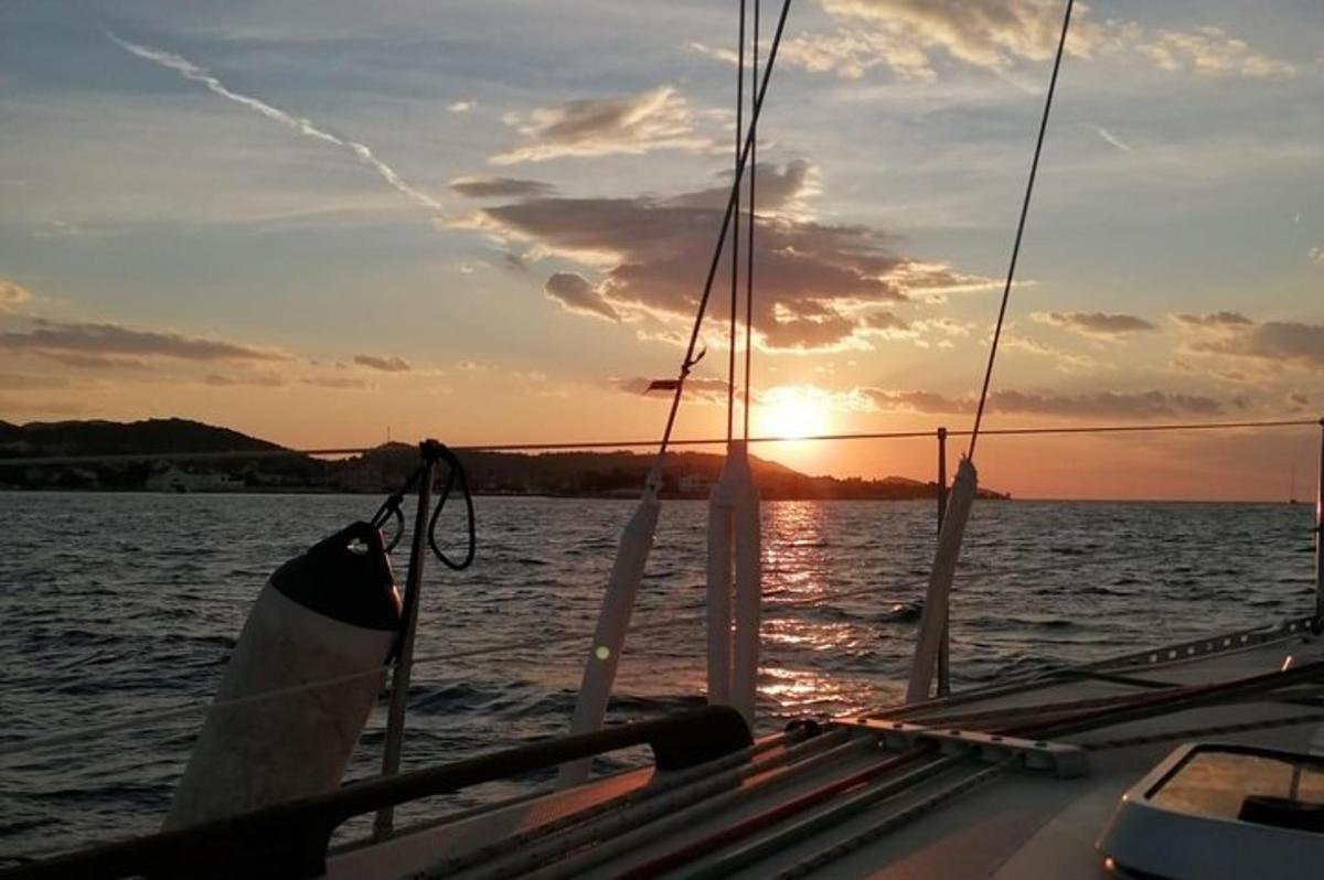 човен у воді на тлі заходу сонця
