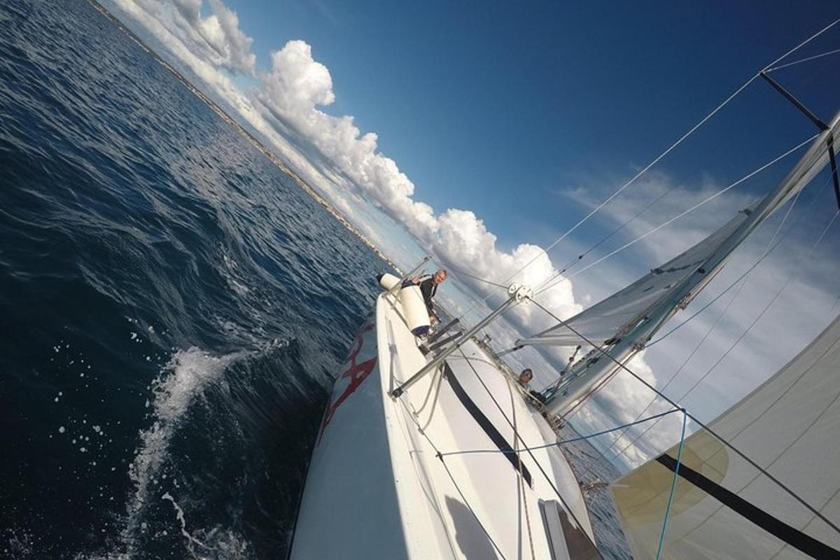 pohľad na provu lode v oceáne