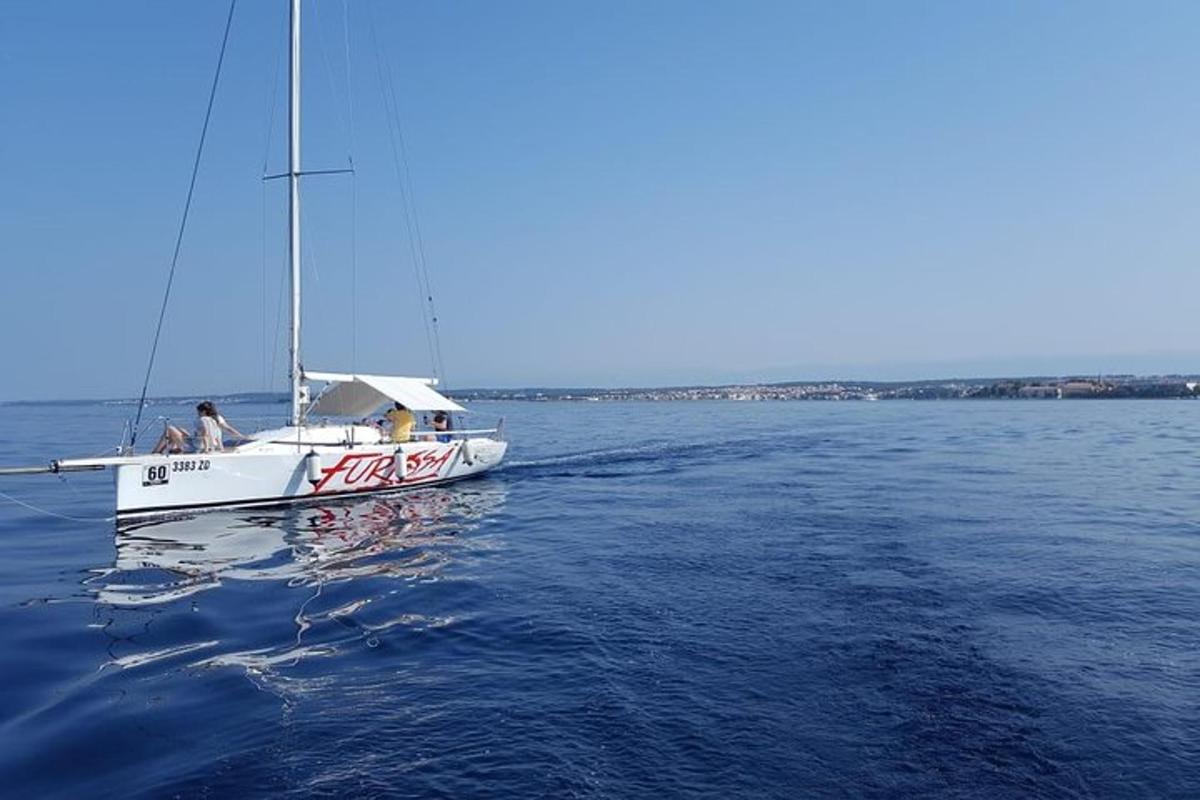 um barco branco no meio da água