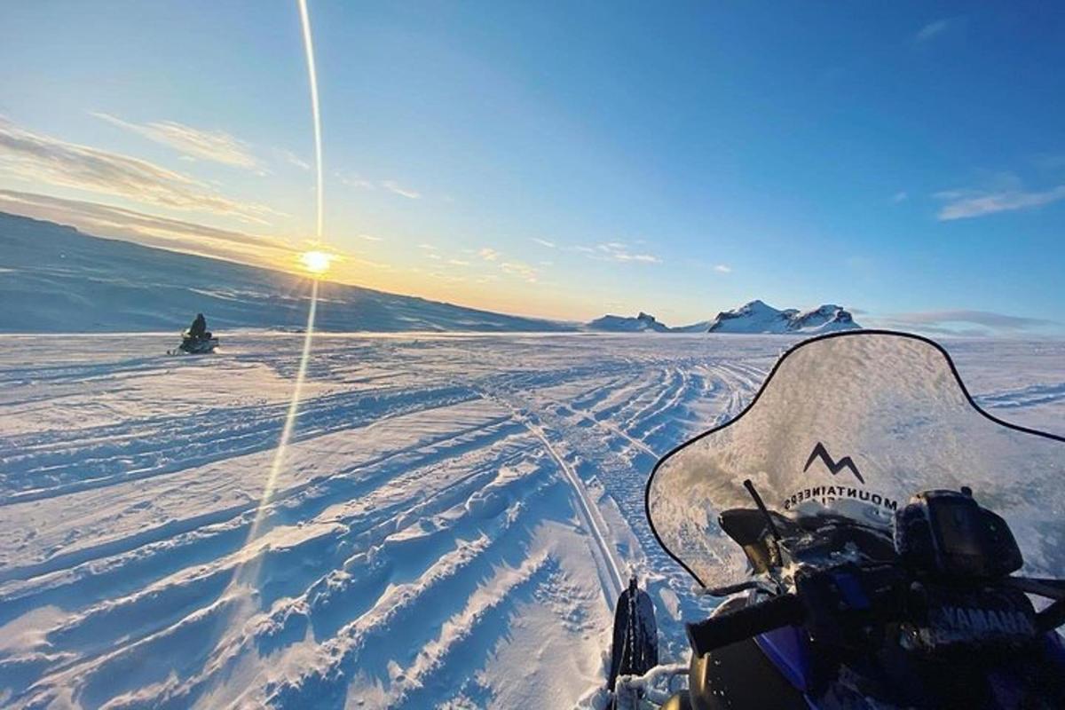 um snowmobile atravessando um campo coberto de neve