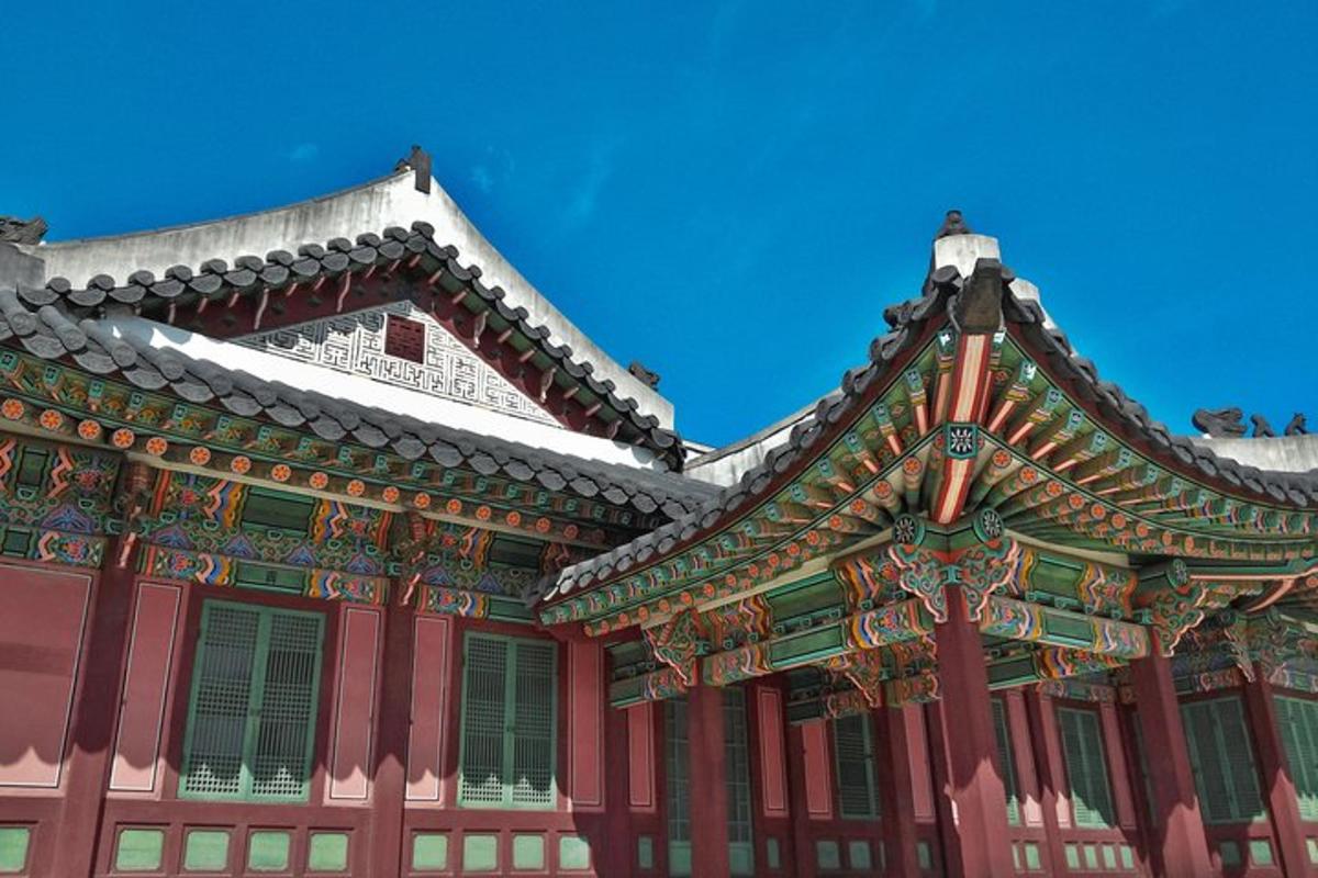un edificio asiatico con un edificio rosso e verde