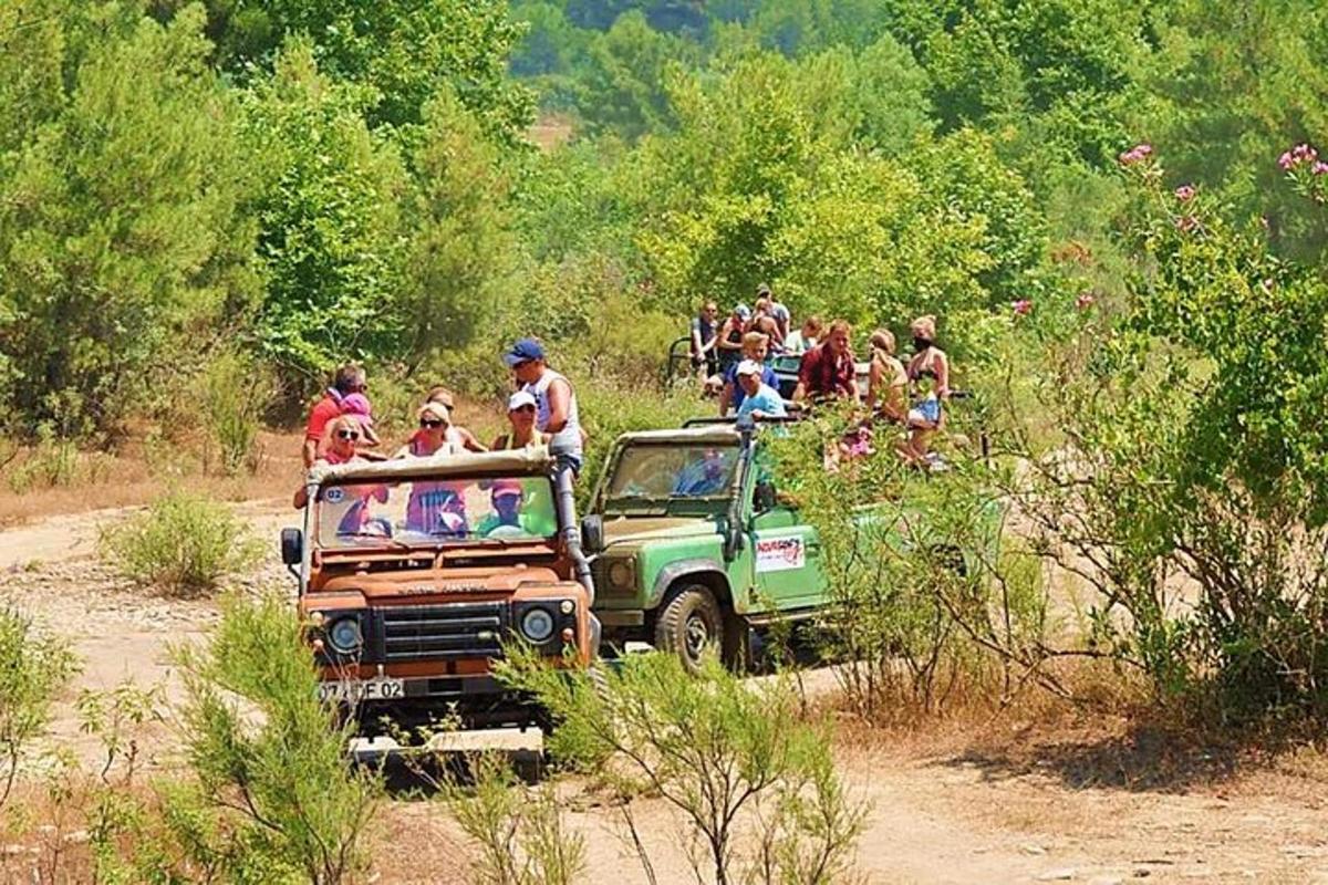 un gruppo di persone sul retro di un camion verde