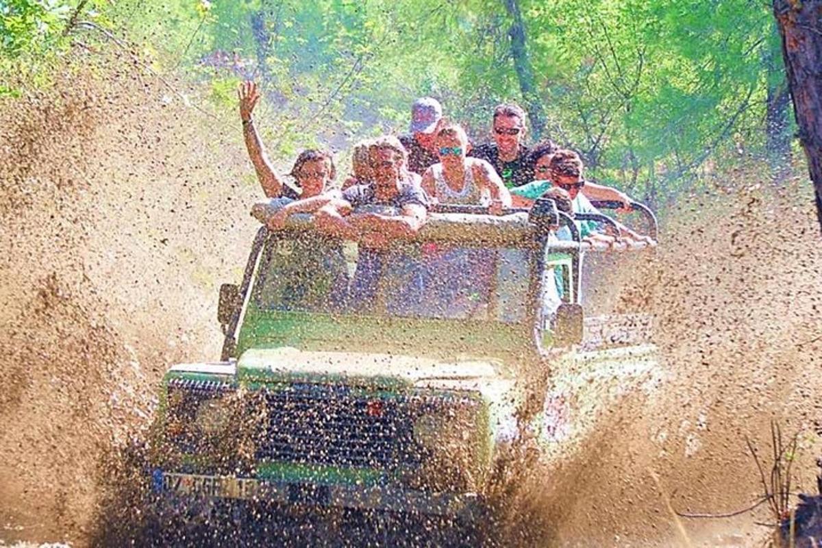 skupina lidí jedoucích na hřbetě slona